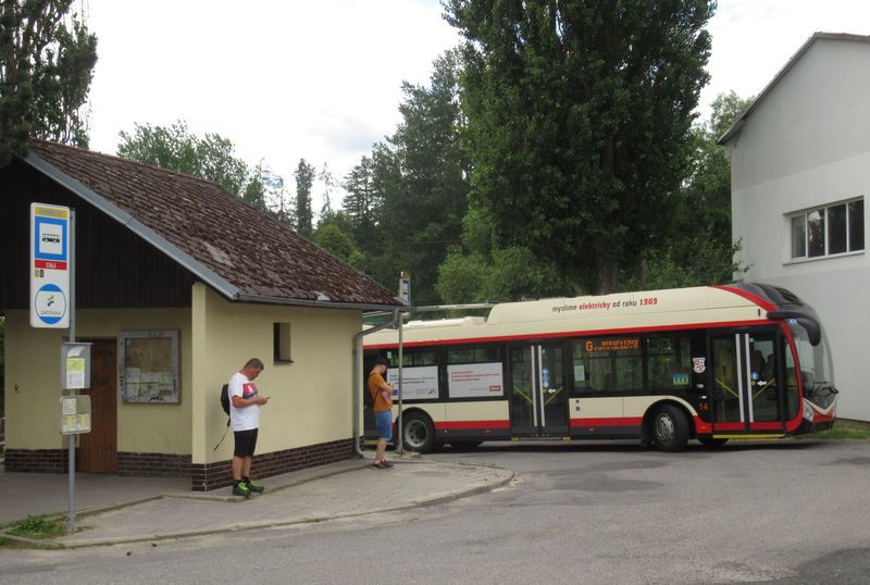 Skromná severní koneèná nové trolejbusové linky G v Antonínovì Dole na okraji Jihlavy. Odtud až k odboèce k továrnì Bosch si musí trolejbusy vystaèit s bateriemi.