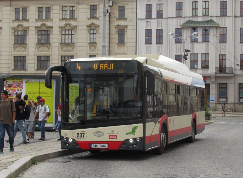 Autobusová linka 4 je po zmìnách v únoru 2023 prodloužena odtud z Masarykova námìstí do kolonie V Ráji. Zde v podání nejnovìjší generace plynových autobusù Solaris z roku 2020, kterých pøišlo do Jihlavy 5.