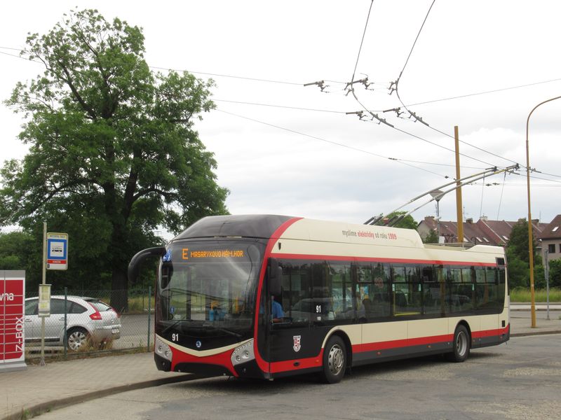 Jeden ze tøí klasických (neparciálních) trolejbusù Škoda 32Tr na lince E z Masarykova námìstí k Motorpalu na smyèce u tohoto závodu severozápadnì od centra mìsta. Od roku 2021 sem byly bez trolejí prodlouženy také vybrané spoje trolejbusové linky B od nádraží Staré Hory.