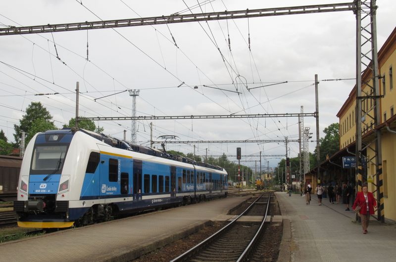 Na hlavním nádraží zastavila jedna z prvních nových elektrických jednotek RegioPanter pro hlavní regionální linky v kraji Vysoèina. V prùbìhu roku 2023 jich má být dodáno 6. Jezdit budou hlavnì na trati Jihlava – Havlíèkùv Brod – Kolín.