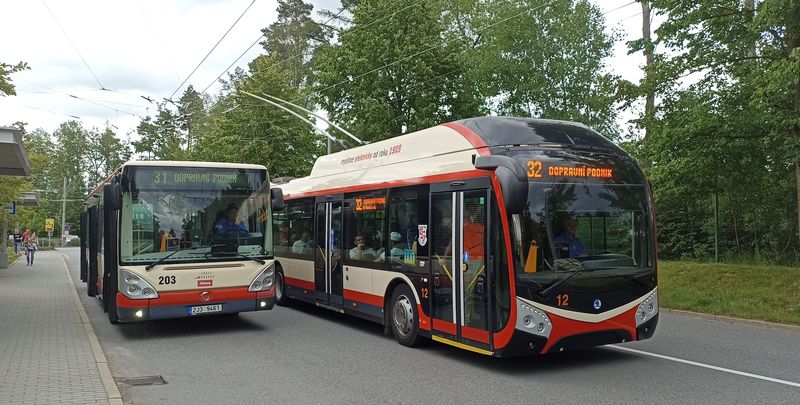 Z Bosche jezdí do Jihlavy také dvì expresní autobusové linky 31 a 32 pro návoz a odvoz v dobì støídání smìn. Díky parciálním trolejbusùm mohou být elektrické vozy nasazovány i zde. Spoleènost trolejbusu zde dìlal jeden z nejstarších Citelisù z roku 2006.