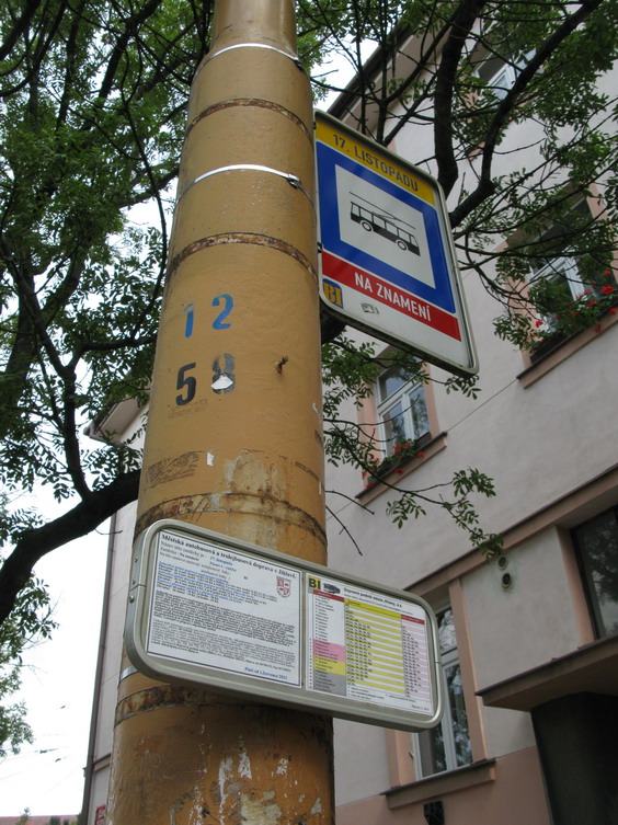 I úspornì øešené zastávkové oznaèníky mohou být kultivované. V Jihlavì vycházejí z dopravních znaèek.