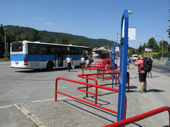Stanicování na autobusovém nádraží probíhá tak, že po odbavení cestujících musí pøi výjezdu autobus couvat. A nebo cestující nastupují rovnou z vozovky.
