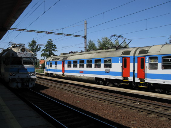 A ještì jedno setkání ètyøicetiletých elektrických jednotek "Tornádo". Vlaky jezdí mezi Blanskem a Brnem ve špièce cca každých 15 minut.