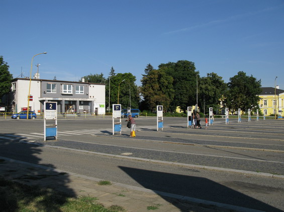 Pomìrnì rozlehlé autobusové nádraží leží cca 300 metrù od nádraží vlakového.