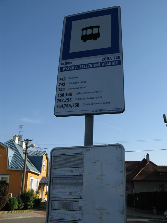 Klasický zastávkový oznaèník IDS JMK pøed vlakovým nádražím.