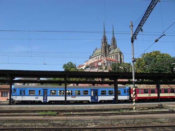 Z Brna vyjíždí v pomìrnì krátkém intervalu také motorové vlaky na linkách S4, S41 a R4 západním smìrem na Rosice, Ivanèice a Moravský Krumlov. Hlavními vlakovými linkami jsou ale S2 a S3 na elektrifikovaných tratích ve smìru Bøeclav, Blansko, Køenovice a Tišnov.
