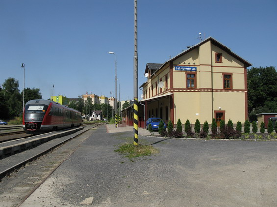 Hlavní nádraží Jablonec nad Nisou leží západnì od centra nedaleko nynìjší tramvajové koneèné linky 11. Na tra� do Tanvaldu obèas zavítají i tyto motorové jednotky Desiro dopravce DB, které jedou z Drážïan.