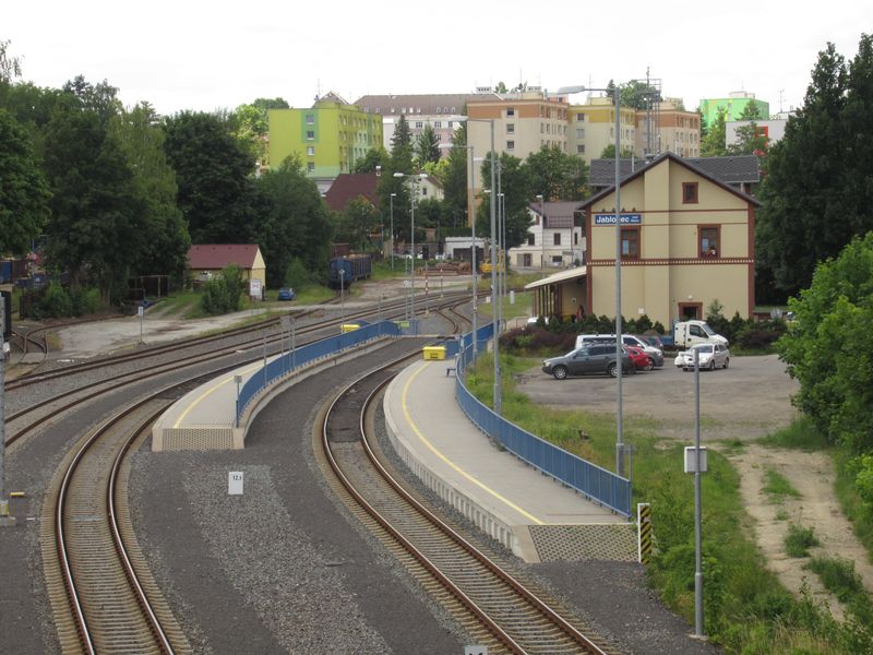 Modernizované hlavní nádraží v Jablonci nad Nisou poblíž dnešní tramvajové