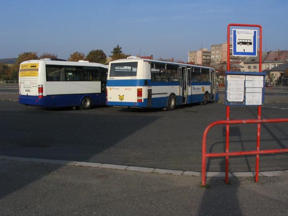 Autobusy Connex Východní Èechy v odpolední špièce na autobusovém nádraží a nenápadný oznaèník MHD.