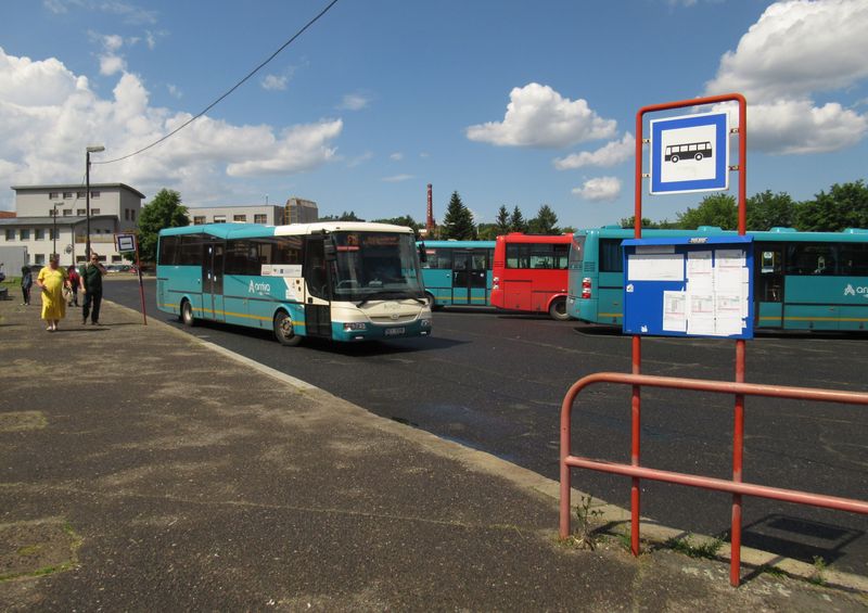 Vrcholící odpolední špièka na autobusovém nádraží, které je v tuto dobu zaplnìno tak z jedné ètvrtiny. Zatím sem z linek PID zajíždí pouze linka 381, již brzy by mìly být zaintegrovány i zbylé linky SID, které na Kutnohorsku zaèínají písmenem F.