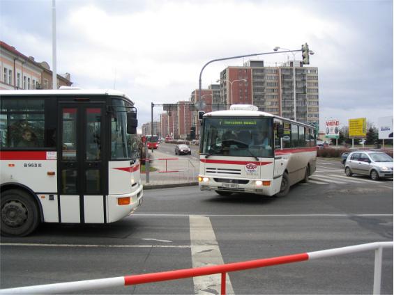Autobusový ruch v pøepravní špièce v uzlu Námìstí Svobody. Nové autobusy B 952E.