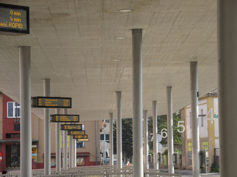 Spolu s novým zastøešením odjezdových stání autobusù zde vyrostly také elektronické informaèní panely s informacemi o aktuálních odjezdech vèetnì pøípadného zpoždìní. Na rekonstrukci pøednádraží naváže v roce 2018 také rekonstrukce vlakového nádraží.