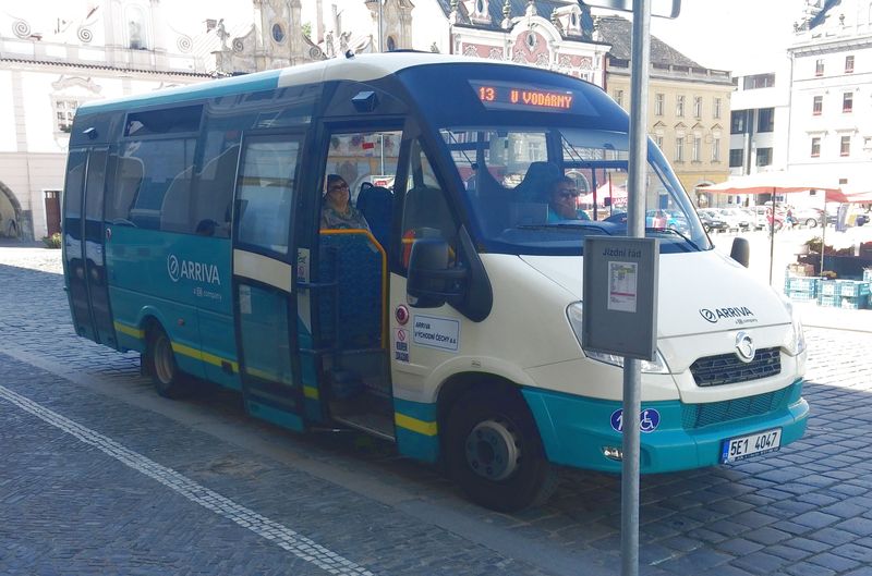 Tento již historický obrázek z roku 2016 z historického Karlova námìstí, koneèné zastávky minibusové linky 13, která sem byla zavedena v roce 2016. Nyní zde už tento minibus nenajdete, místo nìj se na lince 13 objevuje minibus SOR.