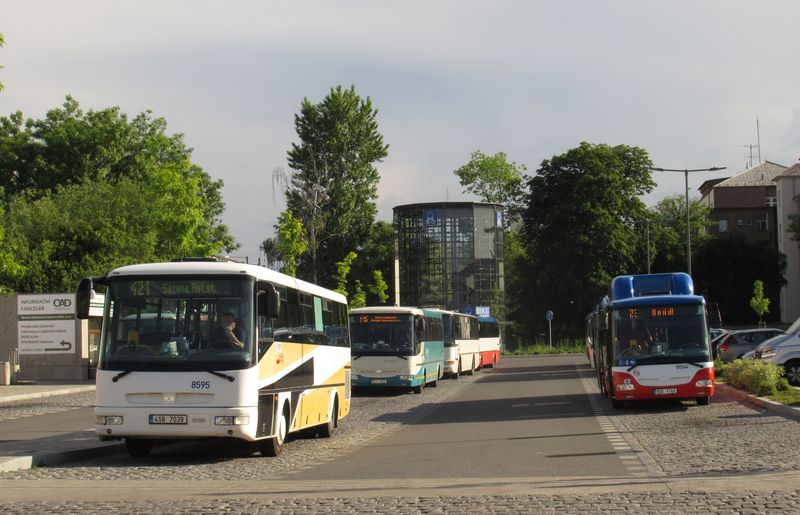 Odstavy regionálních autobusù vedle záchytného parkovištì P+R a poblíž nová parkovací cyklovìž. Díky dotaci EU na nové plynové autobusy se i na regionálních linkách letos výraznìji omlazuje flotila dopravce OAD.