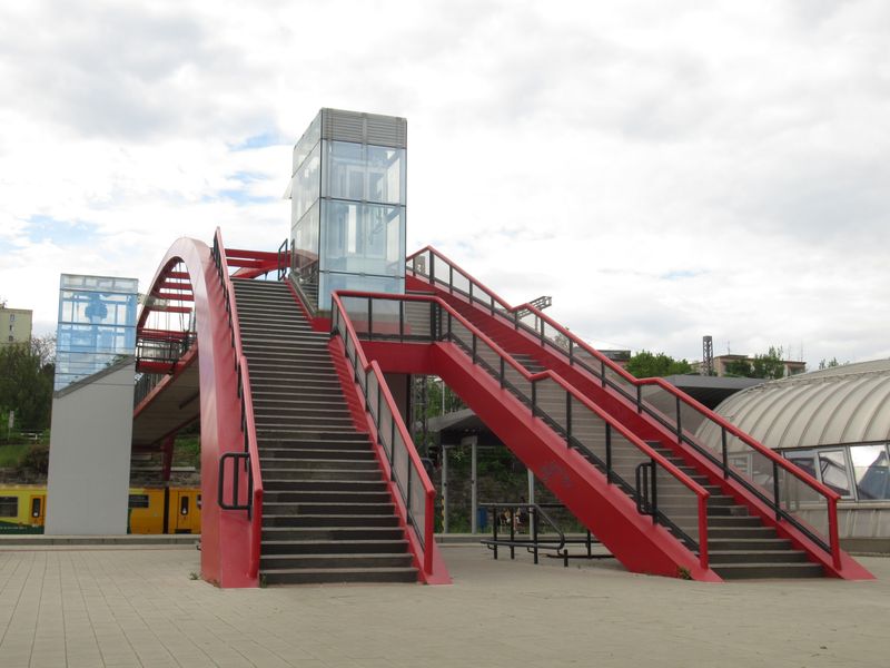 Pøes kolejištì hlavní trati z Ústí do Chebu vyrostla v roce 2019 také nová lávka pro pìší.