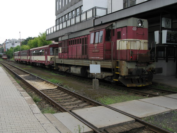 Osobní vlak ve smìru od Nejdku a Nové Role pokraèuje z Horního na Dolní nádraží. Chcete-li se dostat z centra na Horní nádraží, je to rychlejší autobusem MHD.