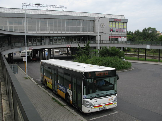 Terminál veøejné dopravy na dolním nádraží, kde jsou ukonèeny dálkové i regionální autobusové linky. Zajíždí sem také vlaky ve smìru od Mariánských Lázní i od Horního nádraží.