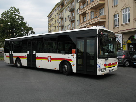 Jeden z nejnovìjších autobusù - tøídveøový Crossway LE urèený pro mìstskou dopravu. Podobné 4 autobusy ve dvoudveøové verzi používá DP pro pøímìstské linky.