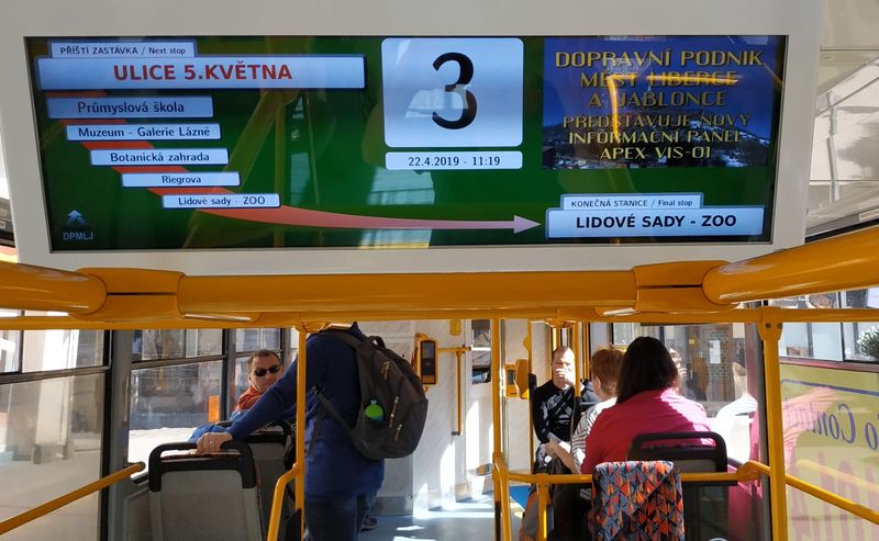 Nový informaèní systém pomocí širokoúhlého LCD displeje v nejnovìjší tramvaji T3R.SLF z roku 2019.
