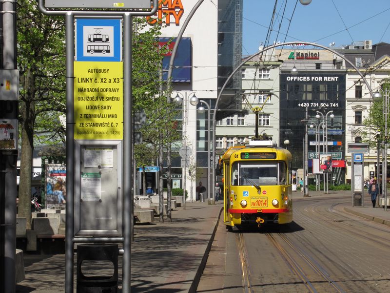 Den pøed zahájením výluky tramvajové trati na Lidové sady již bylo informaènì vše pøipraveno – zde v terminálu Fügnerova bude pøestup z tramvají na náhradní autobusy X2 a X3.