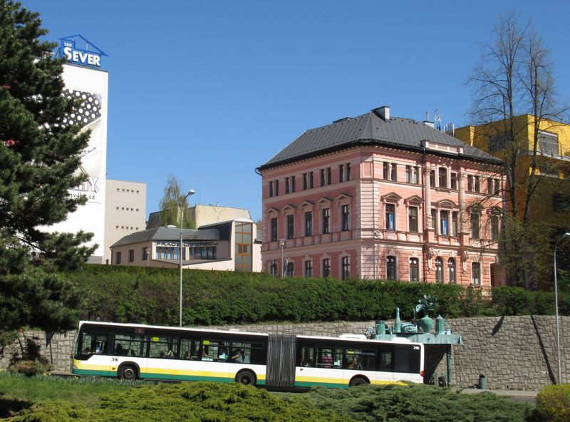Páteøní linka 12, na kterou jsou jako na jedinou vypravovány i o víkendu kloubové autobusy, spojuje velká sídlištì Pavlovice na severu a Rochlice na jihu pøes centrum Liberce. Linka projíždí i kolem netradièní zastávky Sokolská u zdi.