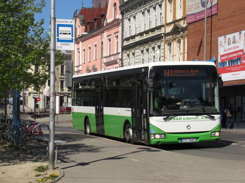 Pøímìstská linka IDOL již s tøímístným oznaèením na zastávce u terminálu MHD Fügnerova. ÈSAD Liberec obnovuje svùj vozový park sestávající z 80 autobusù zejména ojetinami, jako napøíklad tímto Crosswayem pùvodem z Frýdku-Místku. Poslední vìtší obnova novými vozidly probìhla v roce 2016 (SOR CN 8,5).