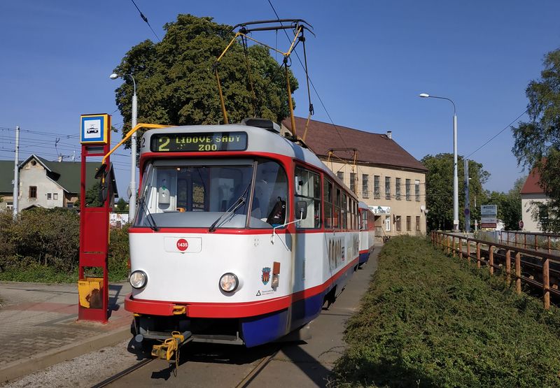 Vozový park a standardním rozchodu byl v roce 2019 doplnìn o pìtici starších tramvají T3R.P pùvodem z Olomouce. Stabilnì jsou v provozu 2 soupravy dvojic v zachovalém olomouckém nátìru. Zde na koneèné linky 2 v Dolním Hanychovì.