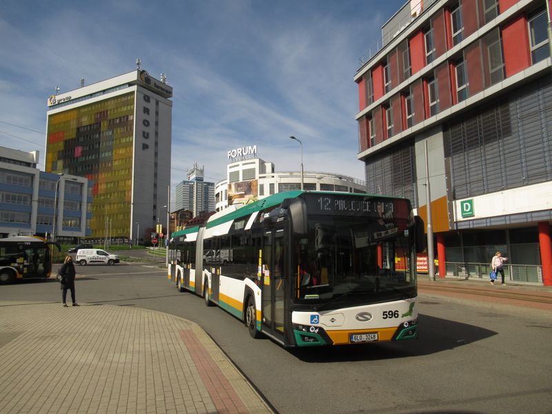 Liberec má nejvíce kloubových autobusù v historii. V roce 2020 bylo dodáno tìchto 10 klimatizovaných Solarisù Urbino 18. Nové vozy nahradily jak nejstarší standardní autobusy, tak ojeté kloubové Karosy z Prahy.