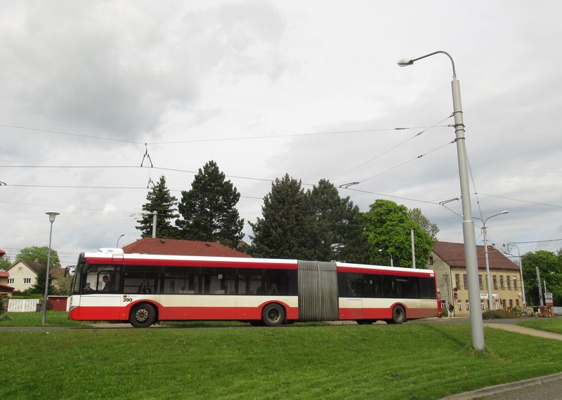 Posilou ve flotile kloubových autobusù jsou také tøi Solarisy z let 2006-8 pùvodem z Plznì. Jeden z nich odpoèívá na tramvajové toènì Dolní Hanychov jako náhradní doprava za tramvaje.