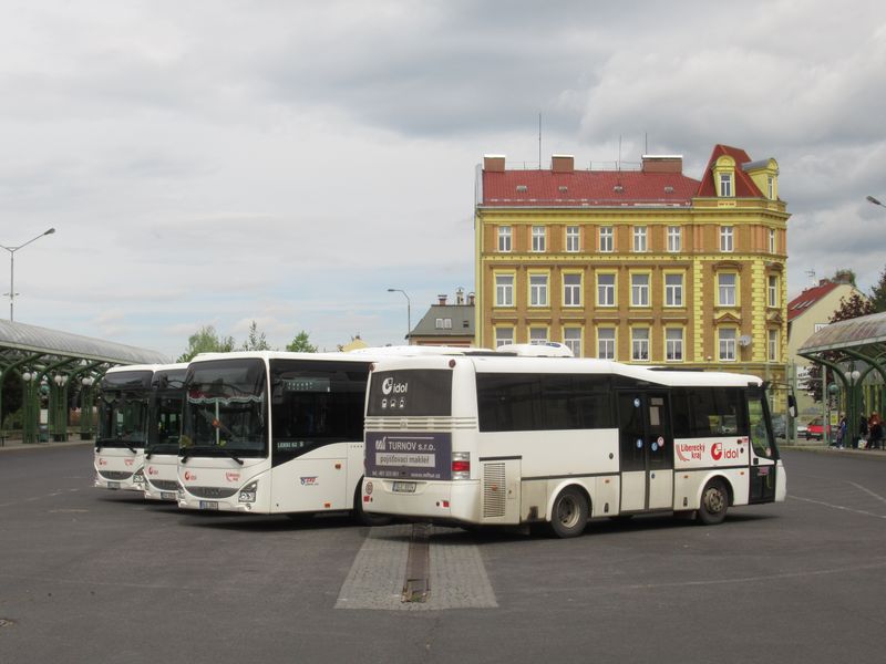 Na autobusovém nádraží v Liberci je si nejvíce vidìt razantní omlazení vozového parku ÈSAD Liberec. Od roku 2019 nakoupil tento novì krajský dopravce 41 autobusù Iveco Crossway LE, z toho 34 standardních a 7 patnáctimetrových. Velká loga novì nesou i starší autobusy vèetnì tìchto nízkokapacitních SORù.