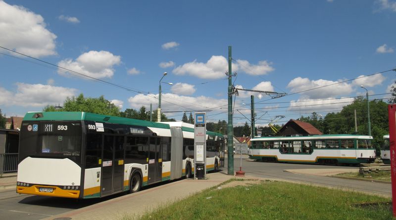 Smyèka ve Vratislavicích je doèasnou koneènou mezimìstské linky 11, pro kterou se už dva roky kompletnì rekonstruuje celá tra� a mìní se úzký rozchod kolejí na standardní. V patnáctiminutovém intervalu tu na sebe vzornì navazují tramvaje 11 a autobusy X11. Výluka by mìla skonèit v záøí 2023.