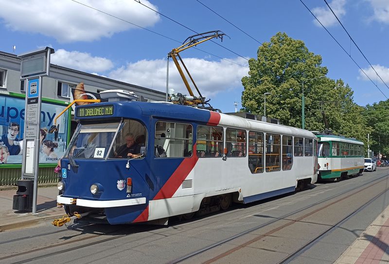 Jedna z tramvajových „wan“ u vlakového nádraží. Kromì nízkopodlažní, ale sporadicky nasazované tramvaje EVO2 má liberecký DP aktuálnì 24 bezbariérovì pøístupných tramvají, další vùz stejného typu by mìl být zprovoznìn v roce 2023.