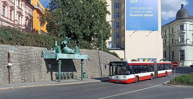 Jeden z ex-plzeòských Solarisù pøijíždí na páteøní lince 12 k legendární zastávce sokolská u zdi od sochaøe Davida Èerného. Kloubové autobusy potkáte hlavnì na linkách 12, 24 a 25. Z Plznì bylo v závìru roku 2022 kvùli výlukám na tramvajových tratích zapùjèeny další 3 Solarisy a k tomu ještì jeden od ÈSAD Liberec, který pochází z Ostravy.