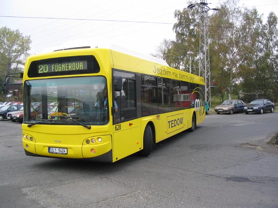 Plynový autobus TEDOM patøící ÈSAD Liberec na koneèné v Pilínkovì.