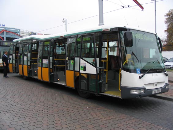 I když se ètvery dveøe na dvanáctimetrový autobus mohou nìkomu zdát pøíliš mnoho, pro pøeplòované liberecké spoje jsou tyto autobusy ideální.