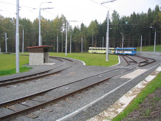 Velká tramvajová smyèka v Horním Hanychovì. Oproti døívìjší jednokolejné trati je to pøeci jen zmìna.