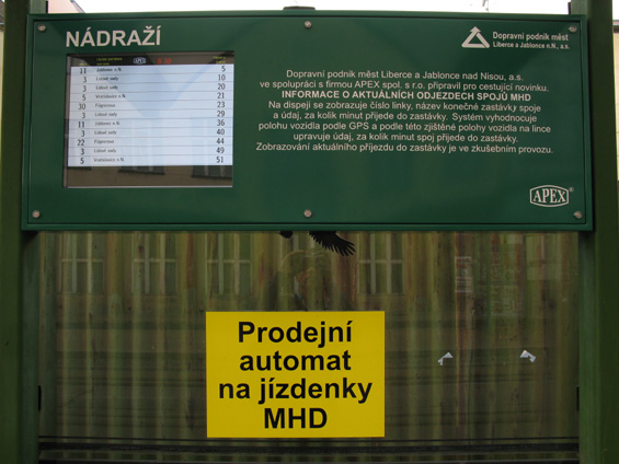 Na zastávce MHD u hlavního nádraží najdete informaèní panel zobrazující aktuální pøíjezdy nejbližších spojù.