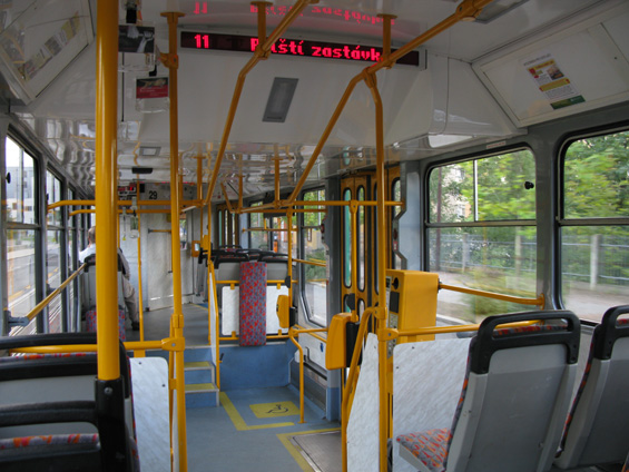 Interér èásteènì nízkopodlažní tramvaje T3R.PLF na mezimìstské lince 11. Mezi Libercem a Jabloncem jezdí tramvaje na metrovém rozchodu a s jízdenkovými automaty.