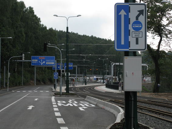V novém tramvajovém úseku v oblasti bývalé Textilany najdete i spoleènou zastávku autobusu s tramvají.