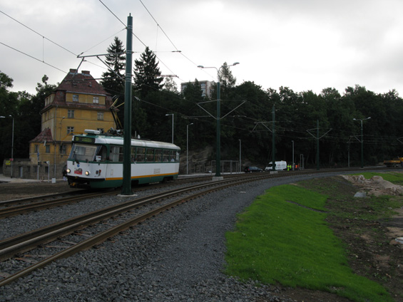 Pìtka zkracuje interval linky 11 mezi Vratislavicemi a Libercem na polovinu. Zde v novém oblouku u zastávky Textilana.