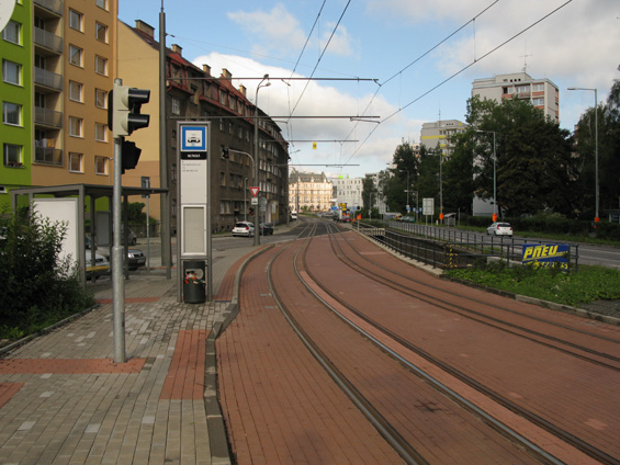 Opravy se doèkala tramvajová tra� také v okolí zastávky Mlýnská, která sousedí s terminálem Fügnerova. Zde jsou již zastávky kompletní, v oblasti Textilany se ještì tyèily provizorní oznaèníky.