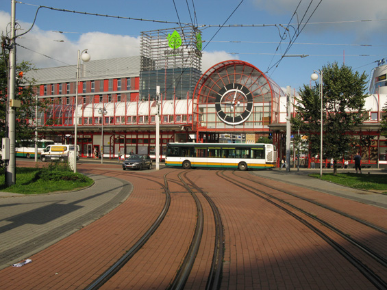 Ústí jablonecké trati do terminálu MHD Fügnerova. Novì je zde možné použít oba rozchody. Možná nìkdy v budoucnu tudy budou pøijíždìt také tramvaje ze sídlištì Rochlice.