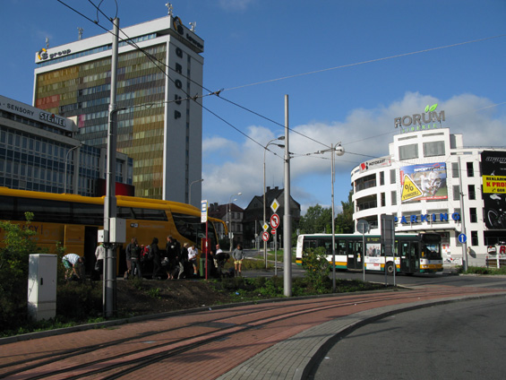 V okolí libereckého terminálu MHD vzniklo mnoho nových budov. Novì sem také zajíždí žluté autobusy Student Agency na lince Praha - Liberec po vzoru své nové konkurence v podobì libereckého DP.