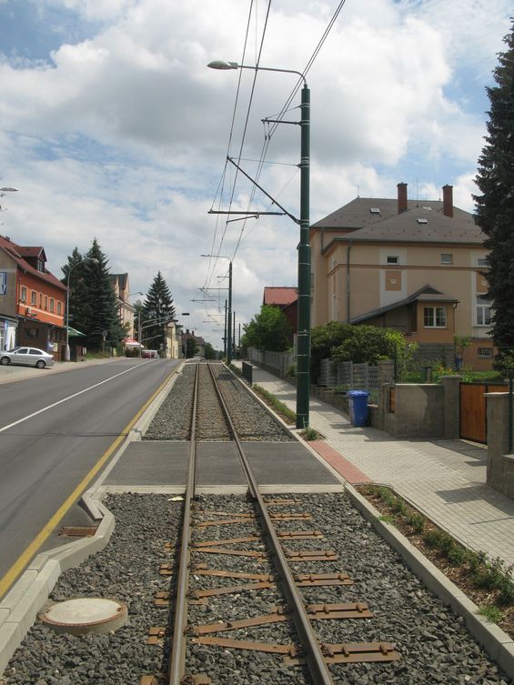 A zde již podoba modernizované trati v Jablonci. Z umístìní pražcù je patrná pøíprava na budoucí zmìnu rozchodu z 1000 na 1435 mm.