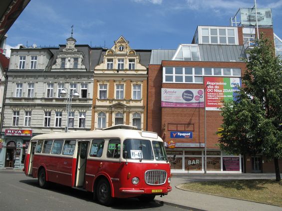 Kulturní akce ve Vesci znamenala nejen speciální návozovou linku 41, ale i spoje zajištìné historickým autobusem.