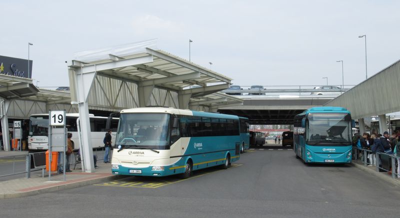Jeden z novìjších SORù ve spoleènosti Evadysu na autobusovém nádraží vyèkává na odpolední rozjezd. Vozový park dopravce Arriva Støední Èechy na Mladoboleslavsku nedisponuje ani v roce 2017 témìø žádnými nízkopodlažními autobusy.