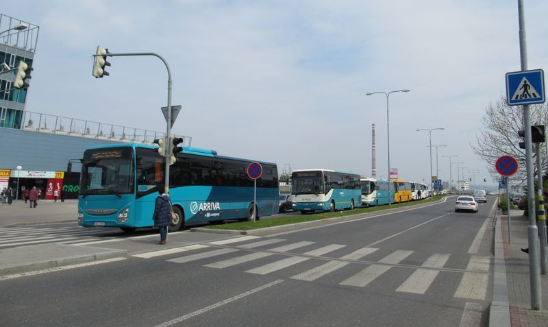 Kolona autobusù po centrálním rozjezdu po skonèení ranní smìny Škodovky. I když jsou odjezdy jednotlivých linek v rámci nejkritiètìjší ètvrthodiny rovnomìrnì rozloženy, stejnì se okolo autobusového nádraží vytváøejí dlouhé fronty autobusù. V tuto dobu jsou také ucpané i okolní ulice auty zamìstnancù, kteøí nevyužívají autobusy, kolo ani chùzi.