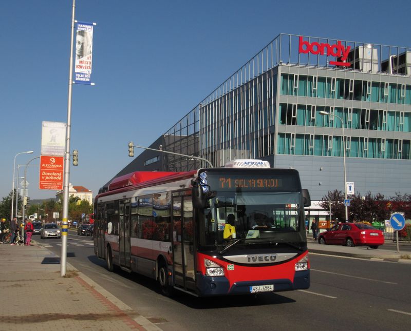 Jeden z deseti nových nízkopodlažních autobusù pro mladoboleslavskou MHD pøed obchodním centrem Bondy u autobusového nádraží. Nové vozy jsou pohánìny stlaèeným zemním plynem a v závìru roku 2017 obnovily tøetinu vozového parku zdejšího mìstského dopravce.