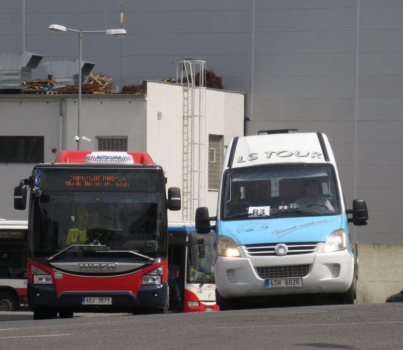 Minibus dopravce Libor Strach tentokrát èekající na výkon na lince R3 jezdící do Bezdìèína ve spoleènosti mìstského Urbanwaye v areálu dopravního podniku poblíž autobusového nádraží.